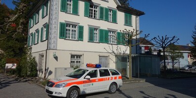 Die St.Galler Kantonspolizei sieht sich wegen Personalmangels gezwungen, fünf lokale Polizeistationen, darunter auch jene von Oberriet, vorübergehend bis im Herbst zu schliessen. 