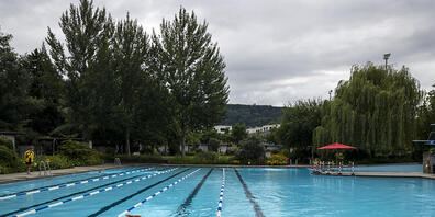 Auch in der kommenden Badisaison sollen die Schwimmbecken in der Schweiz mit Trinkwasser gefüllt werden. Stattdessen Seewasser zu verwenden, erachtet der Bundesrat als falsch. (Themenbild)