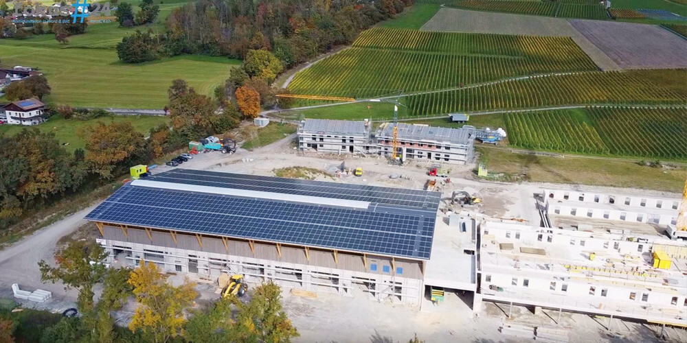 Auf der Reithalle und den übrigen Gebäuden befinden sich riesige  Photovoltaikanlagen – mit einer Leistung von 1,1 Megawatt fast schon Kraftwerk. Damit können über 500 Haushalte mit Strom versorgt  werden .
