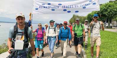 Köbi Gantenbein (Mitte, rote Kappe) und seine Klimaspuren-Mitstreiter:innen bei ihrem Marsch nach Genf. 