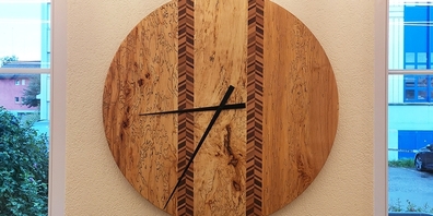 Eine Uhr mit einem Durchmesser von einem Meter, hergestellt aus marmoriertem Eschen-, Buchen- und Ahornholz unter Verwendung des Moderfäulepilzes Kretzschmaria deusta: Das Holz wurde unter kontrollierten Bedingungen hergestellt und ist von schwarzen Linien durchzogen – mit dem Industriepartner Koster Holzwelten AG entstand so ein Unikat.