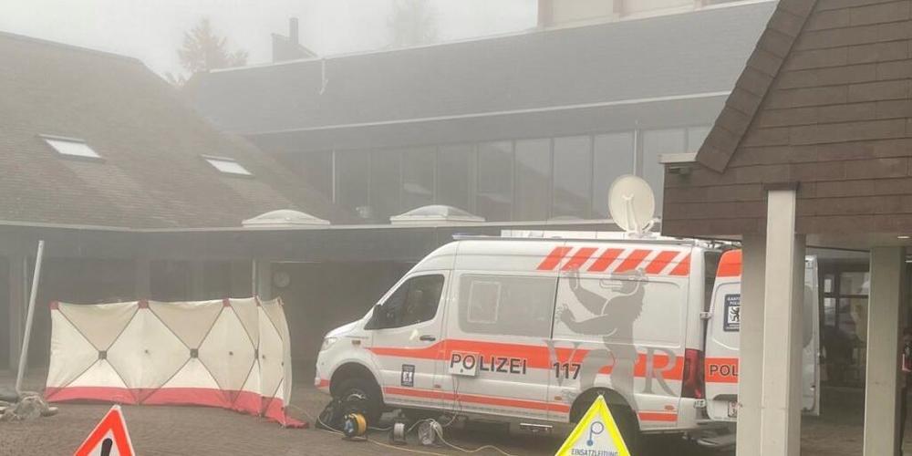 Ein Mann hat in der Nacht auf Donnerstag in Walzenhausen AR seine Partnerin bedroht und dabei auch einen Schuss abgegeben. Nach ihm wird nun gefahndet.