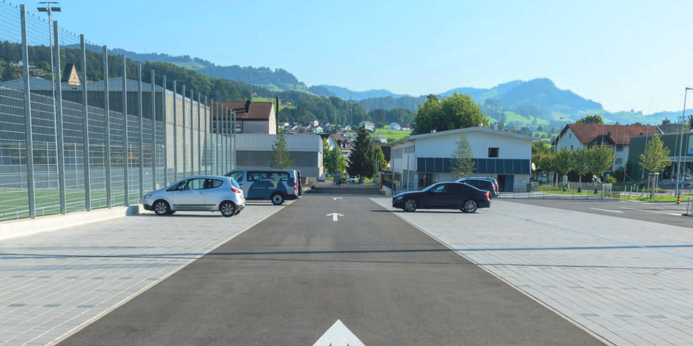 Aussenparkplatz beim Dorftreff Eschenbach: Fürs Parkieren wird hier schon bald eine moderate Gebühr fällig.