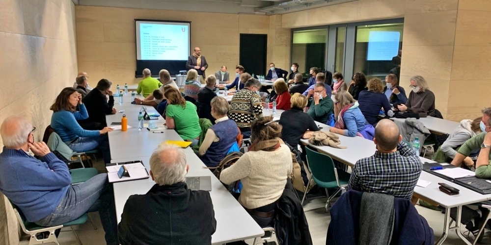 Aufmerksam hören die am Stadtforum anwesenden Teilnehmer dem Stadtpräsidenten zu.