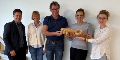 Schlüsselübergabe (v.l.): Christian Stieger (Stiftungsratspräsident), Trudy Gramm (Präsidentin der Baukommission),  Peter Haug (Architekt),  Dajana Vetter (Standortleiterin Kita Nord) und Saskia Koller (Gruppenleiterin neue Gruppe).