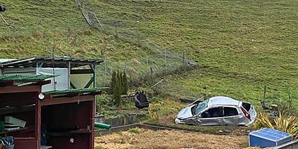 Das Auto und seine Insassen stürzten einen Abhang hinunter.