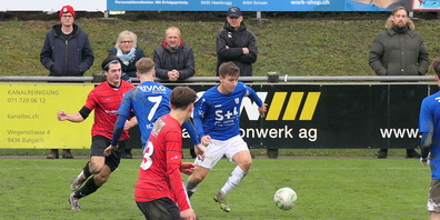 Lars Ivanusa (mit dem Rücken zur Kamera) und Samuel Thönig (Spieler des Tages  bei den Widnauern) tanzten wieder einmal Seuzacher Gegenspieler aus