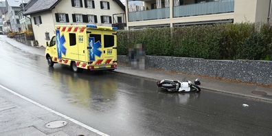 Die Rettung brachte den Motorradfahrer ins Spital.
