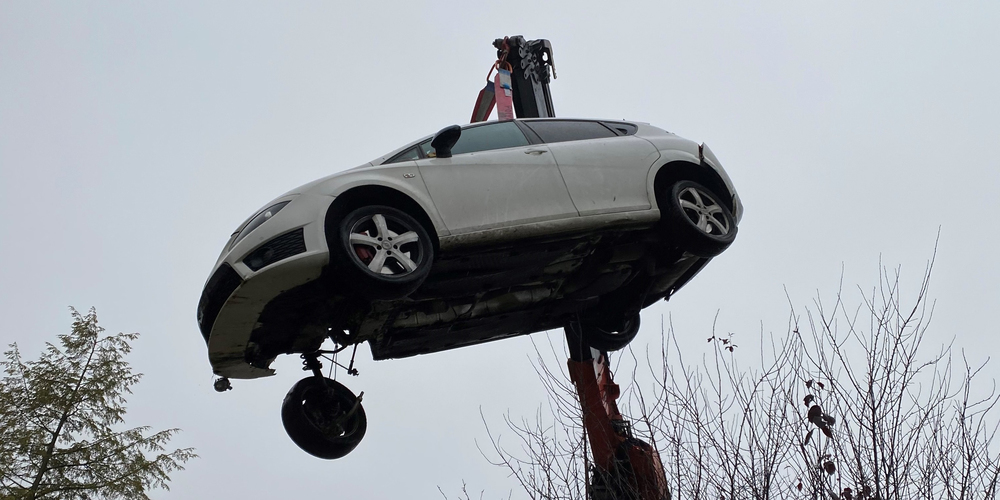 Das Fahrzeug musste mit Totalschaden von einer Bergungsfirma abtransportiert werden.