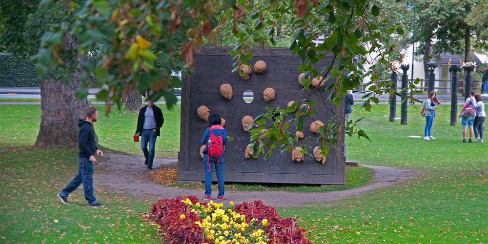 Kunst hat viele Gesichter. Ein Werk von Franziska John im Hofpark Bad Ragaz. 