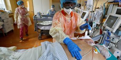 Die Pflegearbeit für Coronapatienten auf den Intensivstationen ist ungeheuer aufwändig und fordert dem Personal alle Kräfte ab