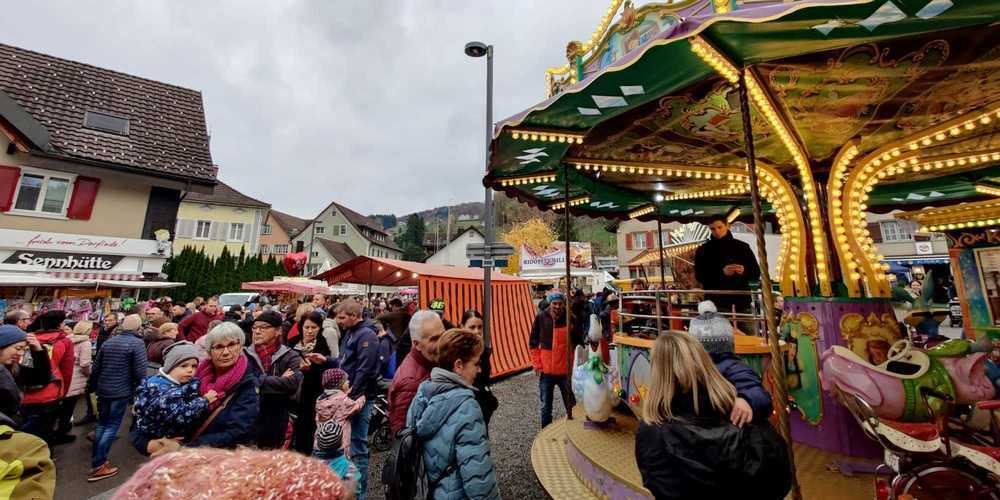 Beim Martinimarkt in Thal sah man buntes Marktgeschehen unter grauen Wolken