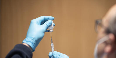 Impfdosen werden vorbereitet im Impfzentrum im Kongresszentrum in Davos. - In der Impfwoche liessen sich in Graubünden 557 Menschen mehr immunisieren, als in der Woche davor. (Archivbild)