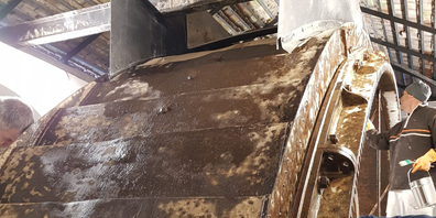 Noch gibt es viel zu tun am an den Schaufeln des Wasserrads in der Neumühle.
