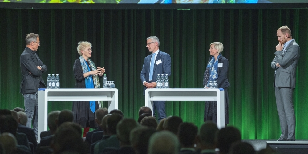 Matthias Hüppi (FCSG-Präsident), Gabriela Manser (CEO Goba AG), Markus Bänziger (Direktor IHK St.Gallen-Appenzell), Andrea Berlinger Schwyter (Inhaberin Berlinger & Co. AG) und Stefan Scheiber (CEO Bühler Group) diskutieren (v.l.n.r.).