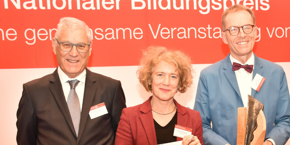 Christian Fiechter gratuliert Zürichs Stadtpräsidentin Corine Mauch und Stadtrat Daniel Leupi zum Nationalen Bildungspreis