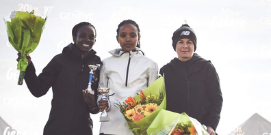 Erfolg in Genf: Michèle Gantner (ganz rechts) wird Dritte beim Halbmarathon. 