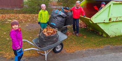 Blatt um Blatt: Gemeinsam wird das «Winterlager» der Miniermotte eingesammelt und professionell entsorgt.