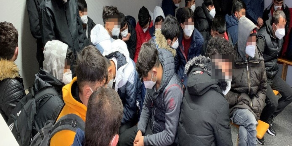 Die jungen Männer werden an der Grenze abgefangen.