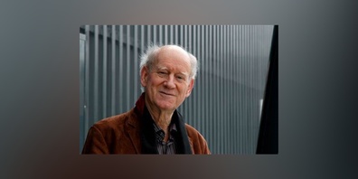 Nach der Veranstaltung gibt es einen Apéro. Im Bild: Franz Hohler.