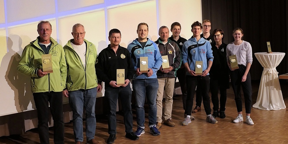 Die mit «Dä goldig Bär» ausgezeichneten Altstätter Sportler samt Präsidenten: vl. Urs Büchel, Bruno Stärkle, Andreas Mosch, Marco Tanner, Hansruedi Götti, Jodok Buschor, Maurin Buschor, Pascal Steiger, Gerda Tanner und Lena Bischofberger