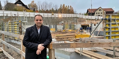 Thomas Cavelti, Direktor Casino Pfäffikon, auf der Baustelle Halten.