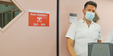 Ingo Banz leitet das Pflegepersonal auf der Intensivstation des Spitals Lachen