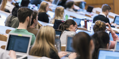 Studieren allein qualifiziert in den meisten Fällen noch nicht für einen Beruf. Für einen reibungslosen Einstieg ins Berufsleben gilt es schon während des Studiums ein berufliches Netzwerk aufzubauen. 
