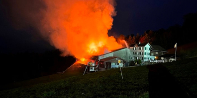 Das Feuer und der Rauch waren von weitem sichtbar. Die Löscharbeiten am einem brennenden Stall in Untereggen SG dauern immer noch an.