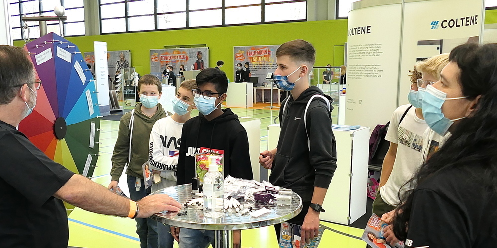 Jugendliche und Eltern lernen am Berufsevent zahlreiche Berufe und Firmen kennen.