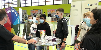 Jugendliche und Eltern lernen am Berufsevent zahlreiche Berufe und Firmen kennen.