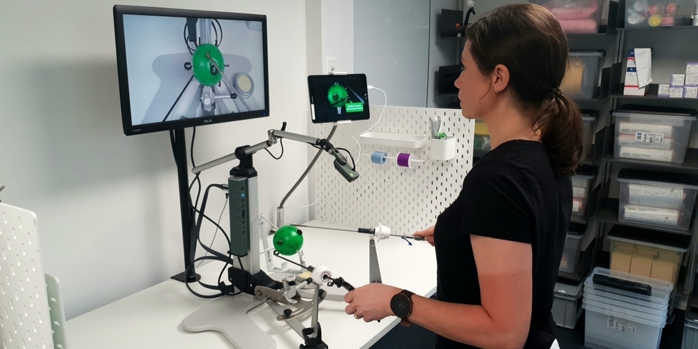 Im Skills Room üben die angehenden Chirurginnen und Chirurgen an Laparoskopietrainern und realitätsnahen Modellen.