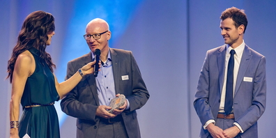 Bildlegende: Präsident Max Nadig (links) und Geschäftsführer Christian Gressbach dürfen den «Milestone» für den 3. Platz «Innovation» entgegennehmen. 
