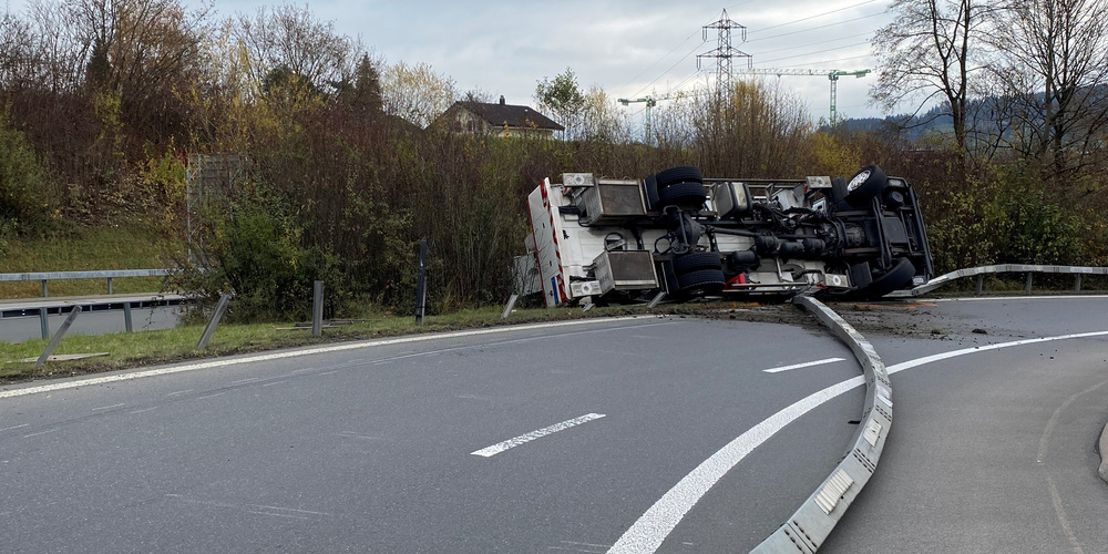 Der Kranlastwagen kippe in der Kurve zur Autobahneinfahrt um. 