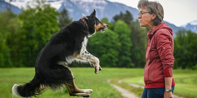 Maya Bachmann, Präsidentin des Hundesportvereins March-Höfe, übt mit ihrem Hund.