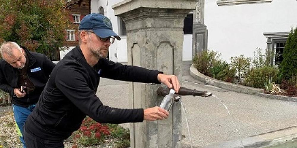 Lebensmittelkontrolleure untersuchten Trinkwasserproben von öffentlichen Brunnen aus Graubünden und Glarus. In 30 von 527 Proben wurden Fäkalkeime, Arsen und Radon nachgewiesen.