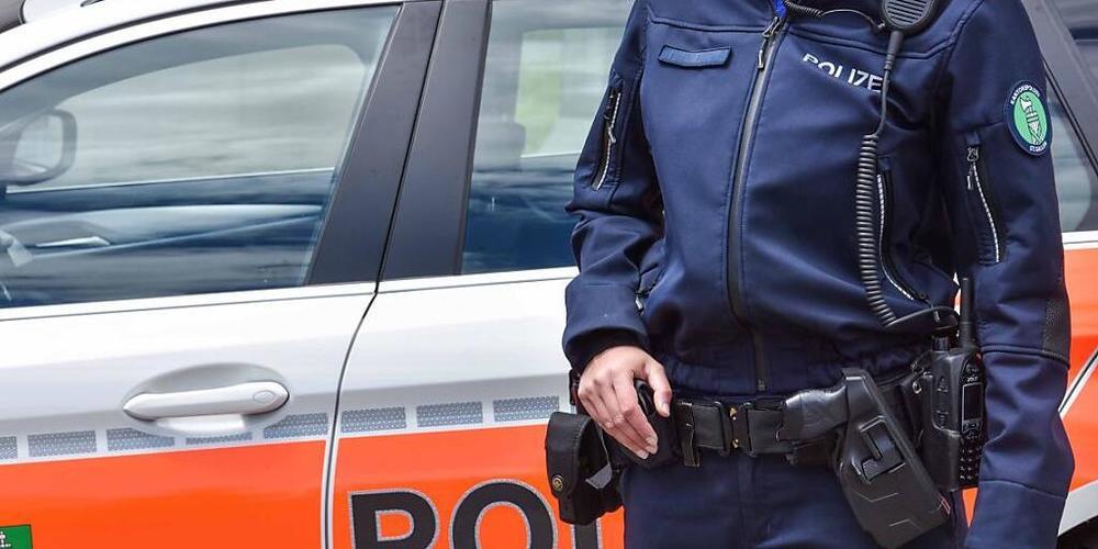 Die St. Galler Kantonspolizei warnt vor Trickbetrügern, nachdem am Donnerstag in St. Gallen erneut eine falsche Polizistin einer 68-jährige Frau 22'000 Franken abluchste. (Symbolbild)