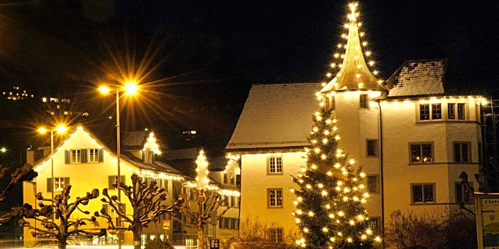 Der Schmerkner Weihnachtsmarkt wird vor einer märchenhaft beleuchteten Dorfkulisse stattfinden.