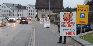Ohne Lärm und ohne Hektik, nur mit Plakaten, standen gestern Freitag zig Menschen auf der Strasse, um auf ihr Anliegen aufmerksam zu machen.