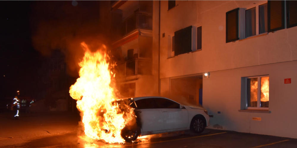 In Herisau ist am frühen Sonntagmorgen aus noch ungeklärten Gründen ein parkiertes Auto in Flammen aufgegangen.