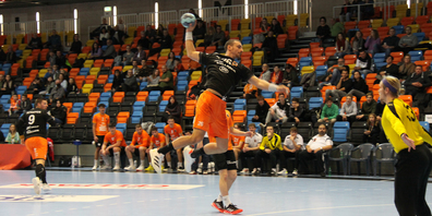 Das Spiel zwischen den Orange-Schwarzen und den Schwarz-Orangen startete spektakulär. 