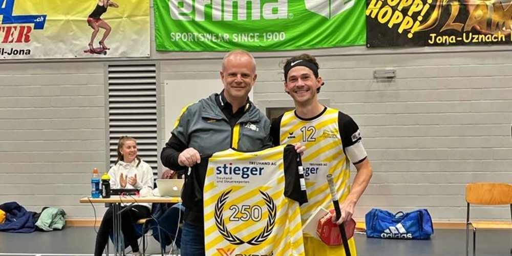 Am Spiel vom vergangenen Samstag wurde Flames-Captain Maurice Bernet (r.) unter grossem Applaus für sein 250. Pflichtspiel geehrt und bekam von Präsident Mike Zimmermann (l.) ein Matchtenü überreicht.