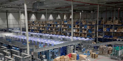 Regale voller Medikamente stehen im Logistikzentrum der Versandapotheke DocMorris