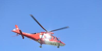 Der verunfallte Gleitschirmpilot wurde von der Rega ins Spital geflogen.