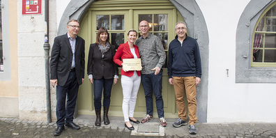 Heidi und Fabrice Bischoff (Mitte) von der Wirtschaft zum Frieden dürfen die Auszeichnung zum historischen Restaurant des Jahres 2022 entgegennehmen.