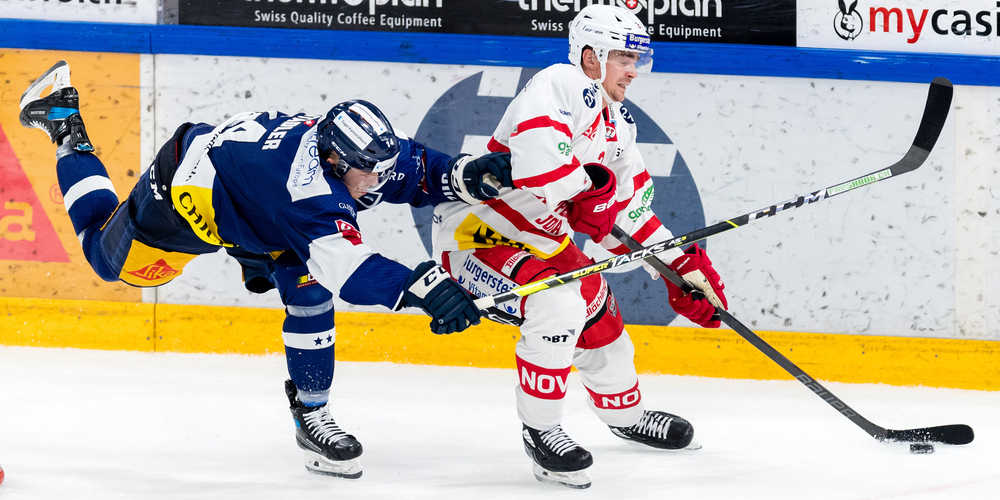 Lakers-Verteidiger Emil Djuse setzt sich gegen Zugs Livio Stadler an der Bande durch. 
