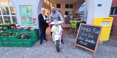 Sandro Viglino durfte seinen brandneuen Piaggio Liberty 125 Roller im Wert von 3400 Franken von SPAR-Marktleiter Marcel Benz entgegennehmen.