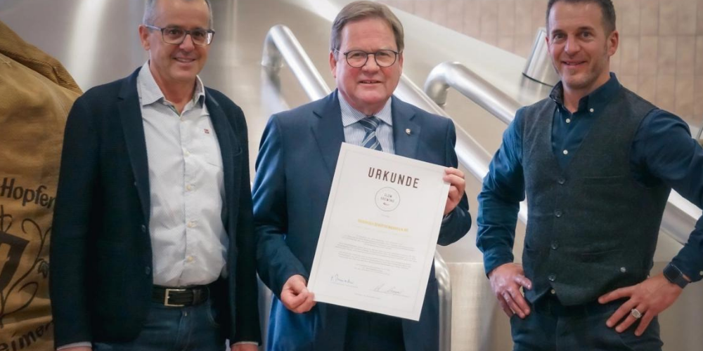 August Gresser (Mitte), Slow Brewing, überreicht an Reto Preisig (links) und Richard Reinart (rechts), beide Schützengarten, das Slow-Brewing-Zertifikat