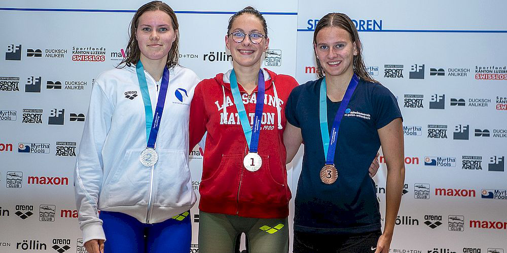Celine Weil (rechts) bei der Siegerehrung über 800 Meter Freistil.