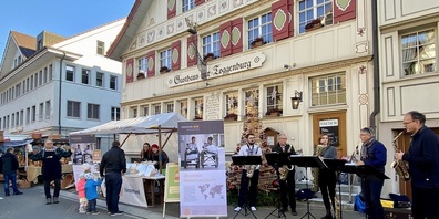 Der Mine-ex Stand des Rotary Clubs Fürstenland am Gossauer Chläuser 2021 -  mit Adhoc-Band der Otmarmusik St.Gallen.
